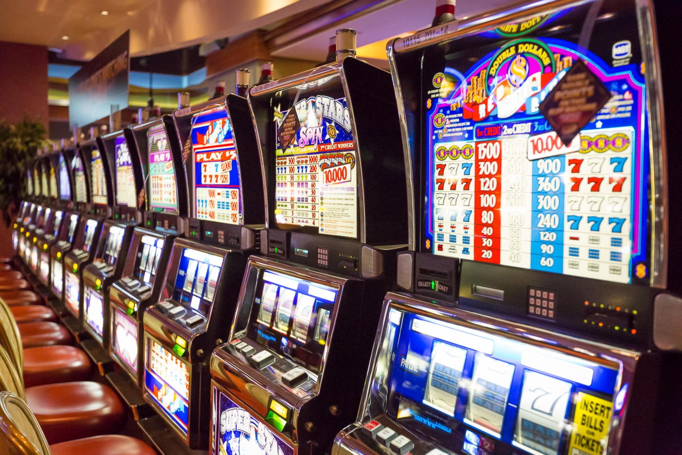 €665 Daily freeroll slot tournament at Genesis Casino