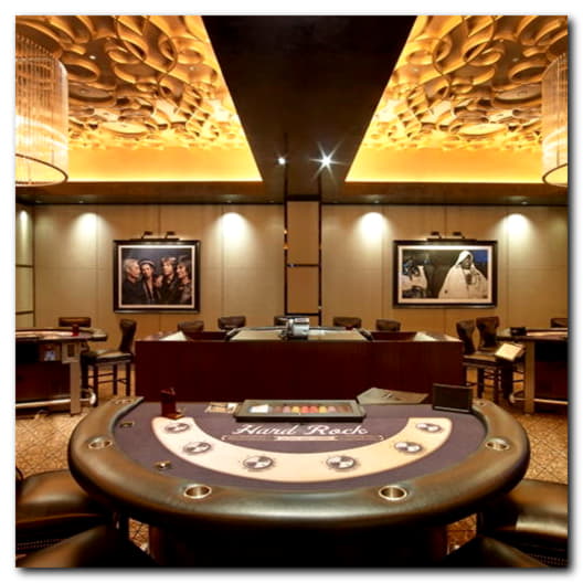 €690 Daily freeroll slot tournament at Vegas Hero Casino